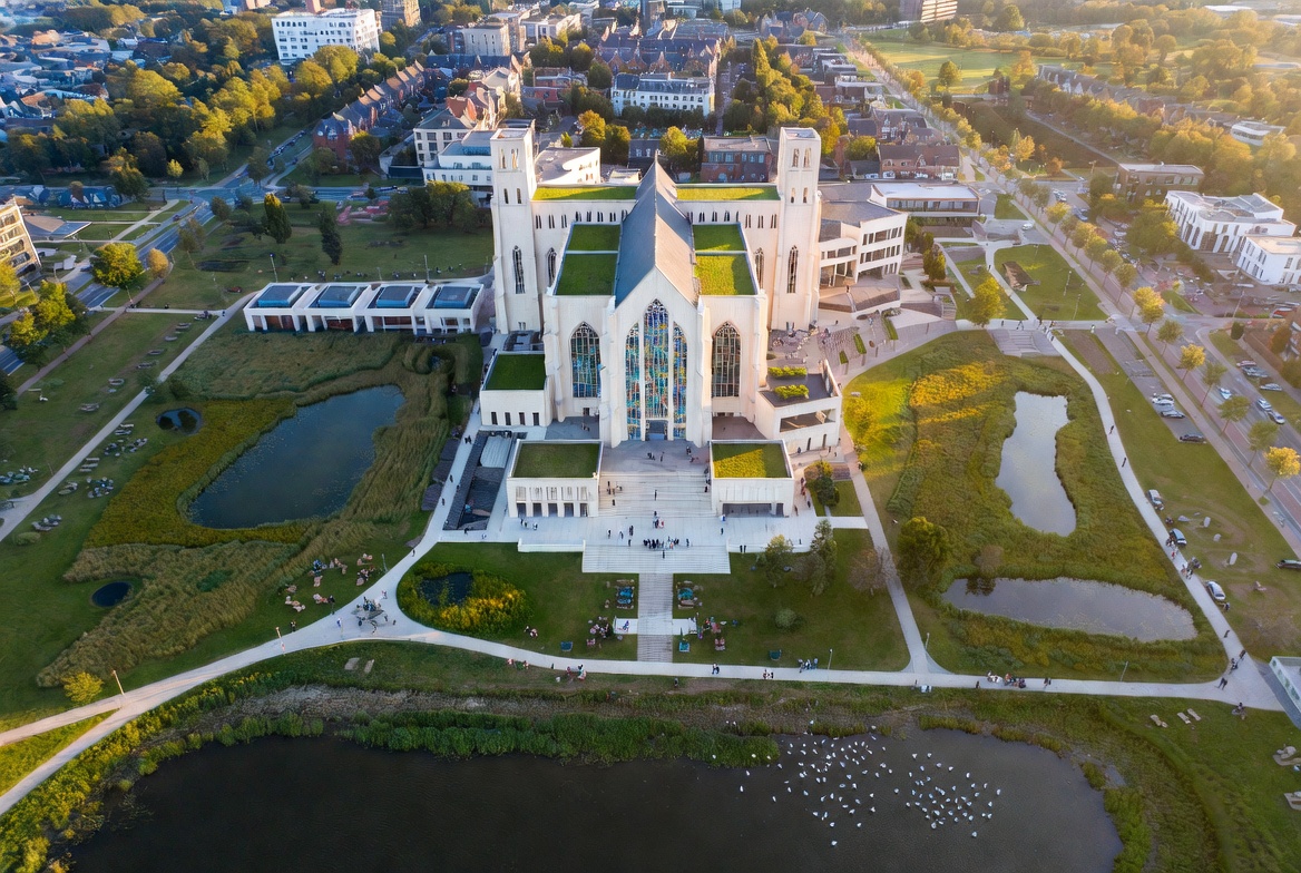 Research institute with green roof amid restored wetlands